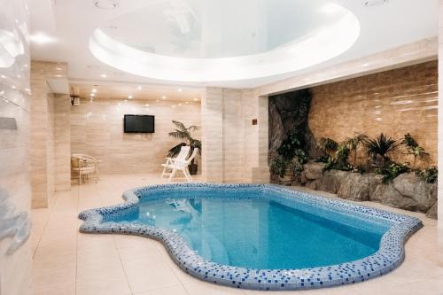 una gran piscina en una habitación con TV en Hotel Sagaan Morin, en Ulan-Ude