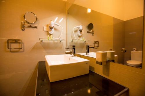 y baño con lavabo, aseo y espejo. en Thuruliya Hotel, en Ramboda