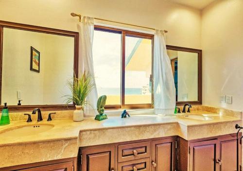 Gallery image of Right on the Beach! Rocky Point Condo Rental - 2 Bedroom Penthouse Beachfront in Puerto Peñasco