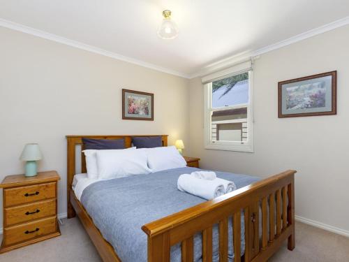 菲利港的住宿－Fortuna Rose，一间卧室设有一张木床和一个窗户。