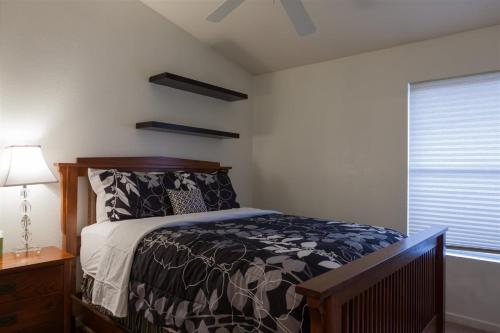 1 dormitorio con cama y ventana en Quiet desert getaway with ping-pong, BBQ, citrus, en Phoenix