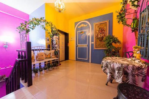 una stanza con pareti colorate e una porta con un tavolo di Sunflower B&B II a Città di Hualien