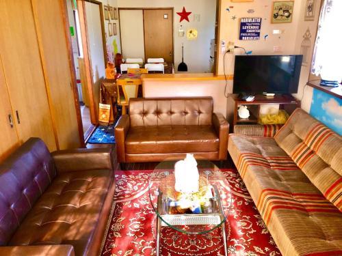 宮崎市にあるCanal Homeの革張りのソファとテレビのあるリビングルーム