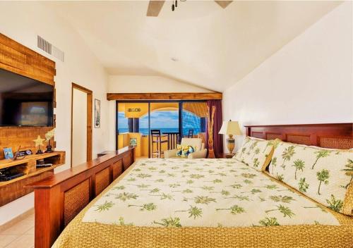 um quarto com uma cama e vista para o oceano em Right on the Beach! Ocean Front 2 Story Penthouse em Puerto Peñasco