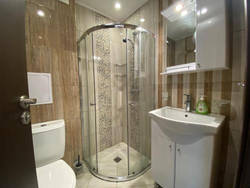 een badkamer met een douche, een toilet en een wastafel bij PARADISO 107 Private Cozy Studio NESSEBAR in Nesebar