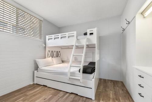 Bunk bed o mga bunk bed sa kuwarto sa Sea-Hi Beachside Apartment