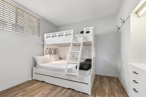 Postel nebo postele na pokoji v ubytování Sea-Hi Beachside Apartment