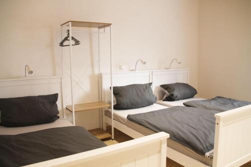 Ліжко або ліжка в номері Feriennest-Huettenberg