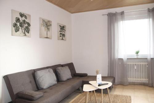 ein Wohnzimmer mit einem Sofa und einem Tisch in der Unterkunft Feriennest Hüttenberg in Hochelheim