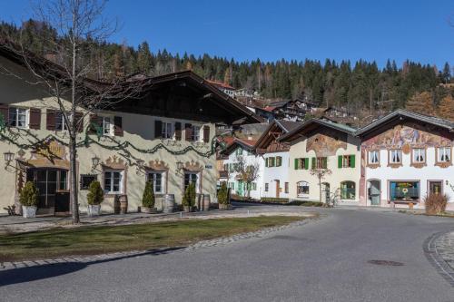 a row of houses on a street in a village at Ferienwohnung Granat in Mittenwald