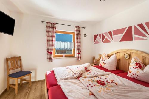 a bedroom with a bed and a window at Ferienwohnung Granat in Mittenwald