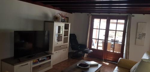 Μια τηλεόραση ή/και κέντρο ψυχαγωγίας στο Villa Lucky - Heated Pool