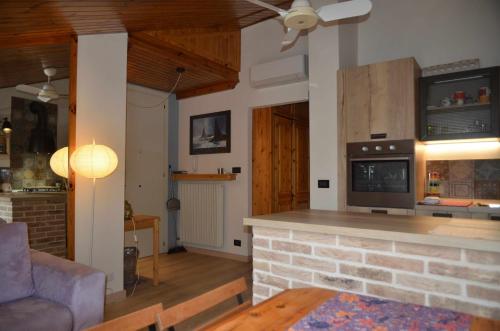 sala de estar con cocina y fogones en SCroce Apt close to Prato della Valle, en Padua