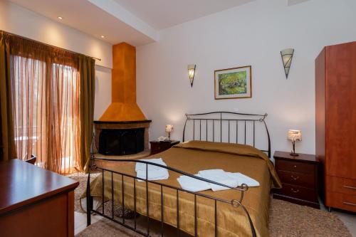 En eller flere senge i et værelse på Ahilion Hotel
