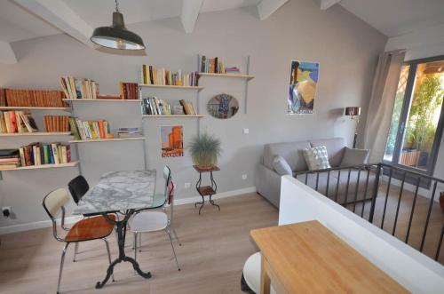 un salon avec une table, des chaises et un canapé dans l'établissement LE DIX Duplex historical center balcony with view and air conditioning, à Aix-en-Provence