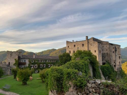 un antico castello su una collina con case di Castel Pergine a Pergine Valsugana