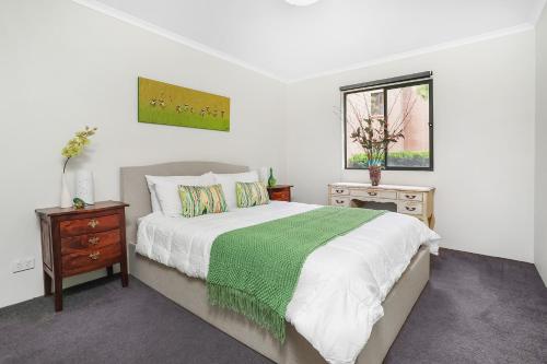 Habitación blanca con cama y ventana en Spacious & Charming Alexandria 2 Bdrm Apartment - Secured Parking Space, en Sídney