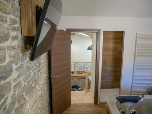 TV a/nebo společenská místnost v ubytování Gîte des Augustins