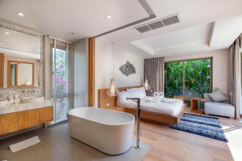 1 dormitorio con 1 cama, bañera y 1 cama en Sunny 3BR Villa with Private Pool at Bangtao Beach, en Bang Tao Beach