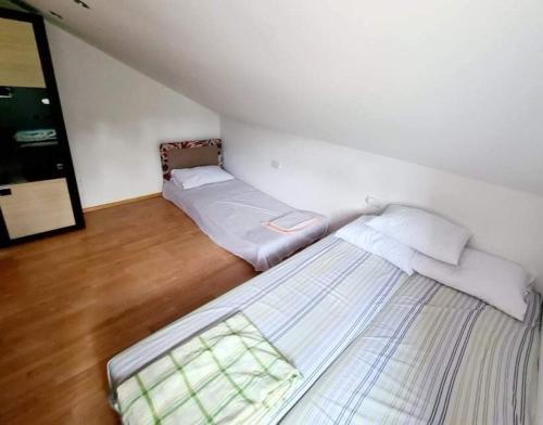 1 Schlafzimmer mit 2 Betten in einem Zimmer in der Unterkunft Srce Kozare in Prijedor