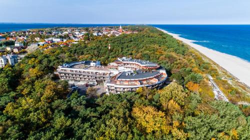an aerial view of a resort on a hill next to the ocean at Hotel Dom Zdrojowy Prywatny Apartament 359 Lazurowa Gondola in Jastarnia