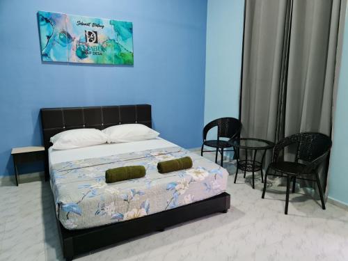 una camera da letto con un letto con pareti e sedie blu di D'EMBUN INAP DESA BESUT a Kampung Raja