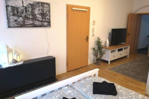 Sala de estar con puerta y TV en Gemütliche Ferienwohnung, en Torgau