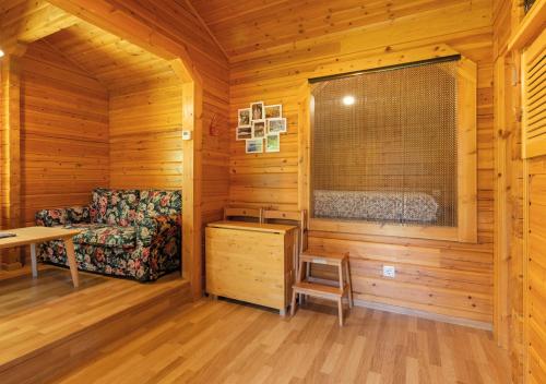 a log cabin living room with a couch and a table at Cabañas El Ruso in Galende