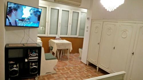 sala de estar con TV de pantalla plana en la pared en One Bedroom Apartment French Embassy, en Bucarest