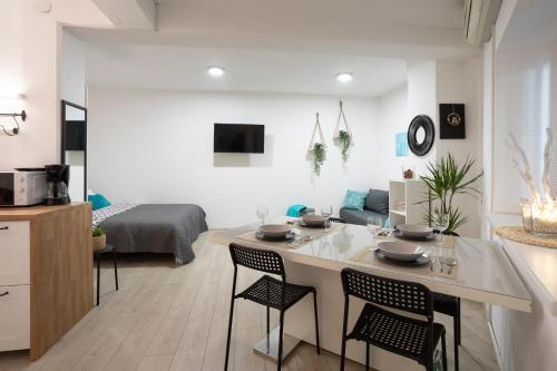 cocina y sala de estar con mesa y sillas en APARTMENT SAPICA en Solkan