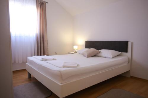 Una cama o camas en una habitación de Guesthouse Aurora