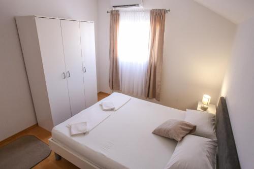 Una cama o camas en una habitación de Guesthouse Aurora
