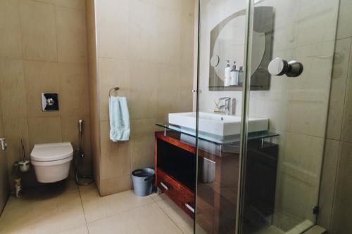 Un baño con inodoro, lavabo y ducha. en 104 Ipanema Beach, en Durban