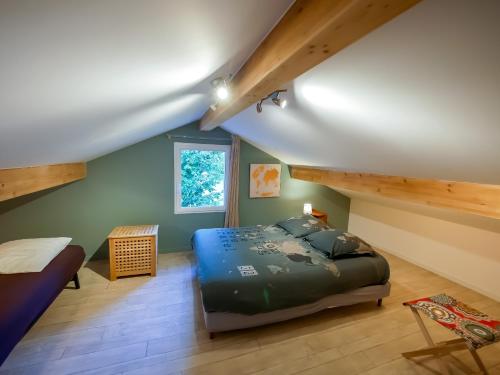 Villemoirieuにあるgîte de Juneのベッドルーム(ベッド付)1室(屋根裏部屋)