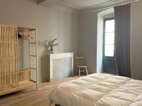 - une chambre avec un lit, une fenêtre et une cheminée dans l'établissement CASADELLA - Casa Calittu, à Bastia