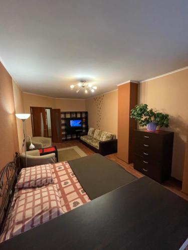 エカテリンブルクにあるАльянс Радищева 33 Гринвичのベッドルーム1室(ベッド1台付)、リビングルームが備わります。
