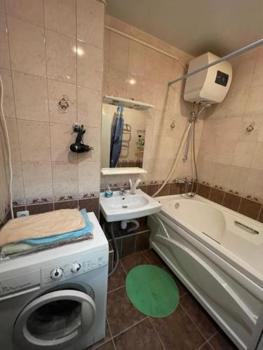 エカテリンブルクにあるАльянс Радищева 33 Гринвичのバスルーム(洗濯機、バスタブ、シンク付)