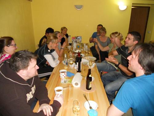 un groupe de personnes assises autour d'une table avec des boissons dans l'établissement Previt Janek, à Rokytnice nad Jizerou