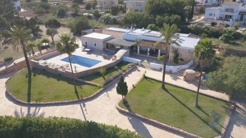 eine Luftansicht eines Hauses mit Pool in der Unterkunft Can Mariano in Ibiza-Stadt