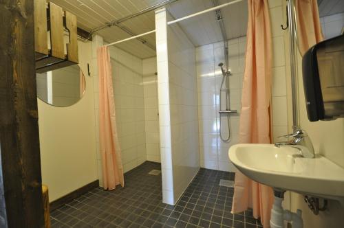 a bathroom with a sink and a shower at Sonfjällscampen in Hede