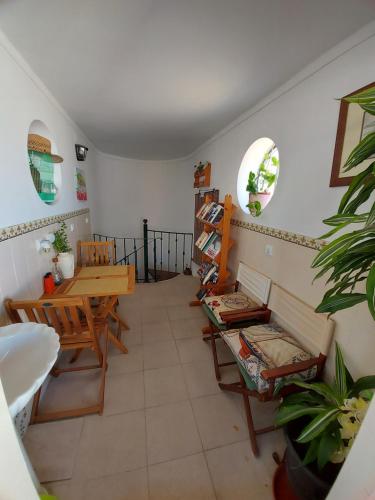 uma sala de estar com mesa e cadeiras em Guest House Capitao Mor em Faro