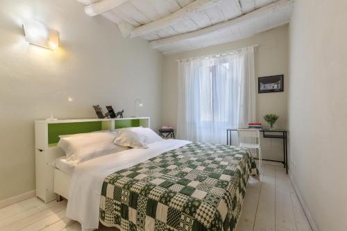 A bed or beds in a room at Universita e Centro Storico Mascarella Apartment