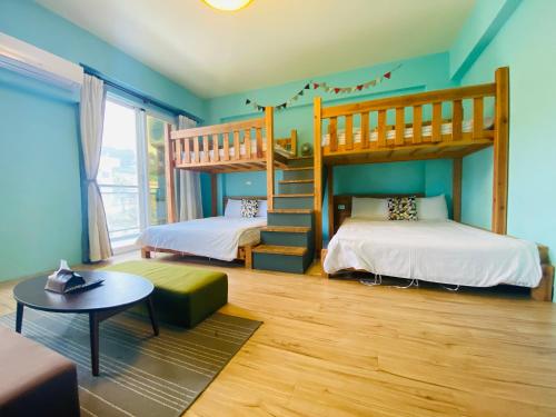 a room with two bunk beds and a couch at 艾希兒民宿 I'm Here hostel l小家庭包棟首選l 台東包棟 l台東火車站l背包單人 in Taitung City