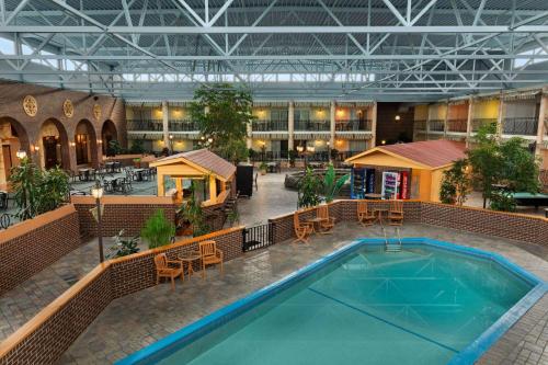 Bazén v ubytování Ramada by Wyndham Fredericton nebo v jeho okolí