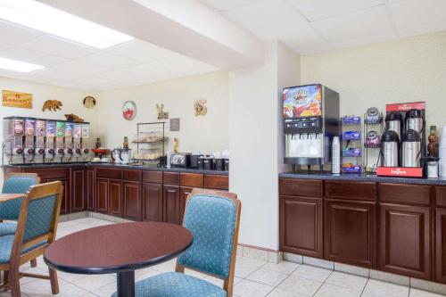 Khu vực lounge/bar tại Ramada by Wyndham Angola/Fremont Area