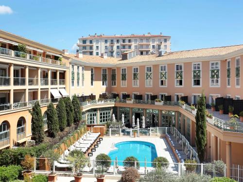 Pogled na bazen u objektu Grand Hôtel Roi René Aix en Provence Centre - MGallery ili u blizini