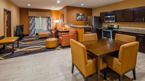 a living room with a table and chairs in a hotel room at Best Western Plus Whitewater Inn in Harrison