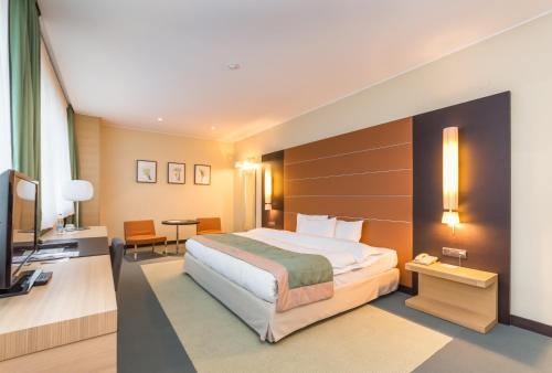 Ένα ή περισσότερα κρεβάτια σε δωμάτιο στο Mirage Hotel