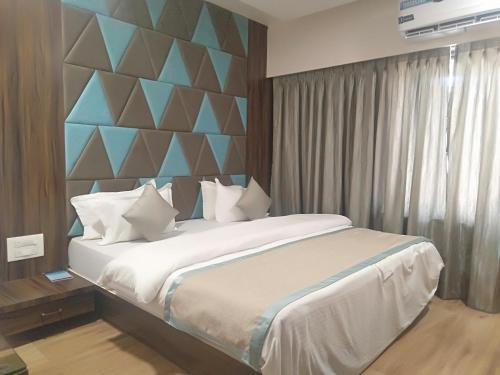 Postel nebo postele na pokoji v ubytování Hotel Shiv Sangram
