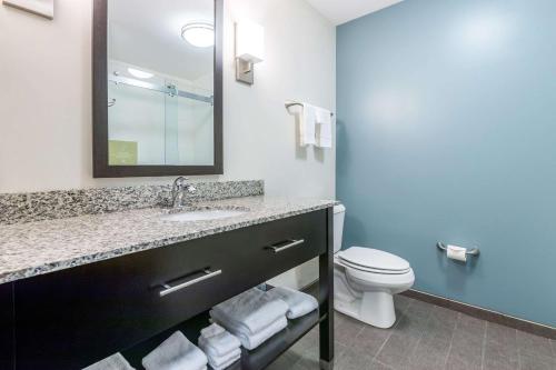 Ванная комната в Sleep Inn & Suites West Des Moines near Jordan Creek